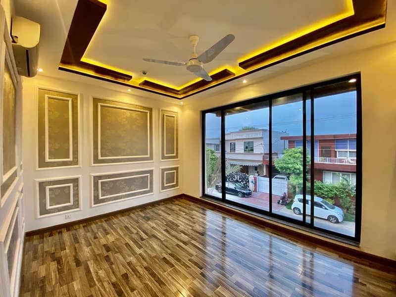 Luxurious 3 Bed Upper Portion For Rent In DHA Phase 5, Sector L - Park-Facing Beauty 12