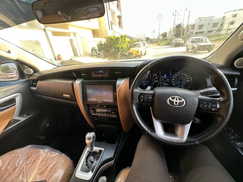 I'm selling my 2018 Toyota Fortuner V Variant Petrol. 8