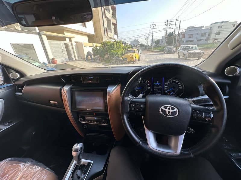I'm selling my 2018 Toyota Fortuner V Variant Petrol. 9