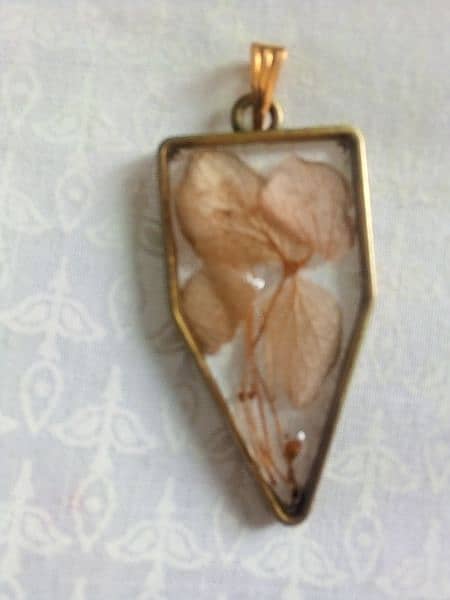 resin art jewelry and keychains 4