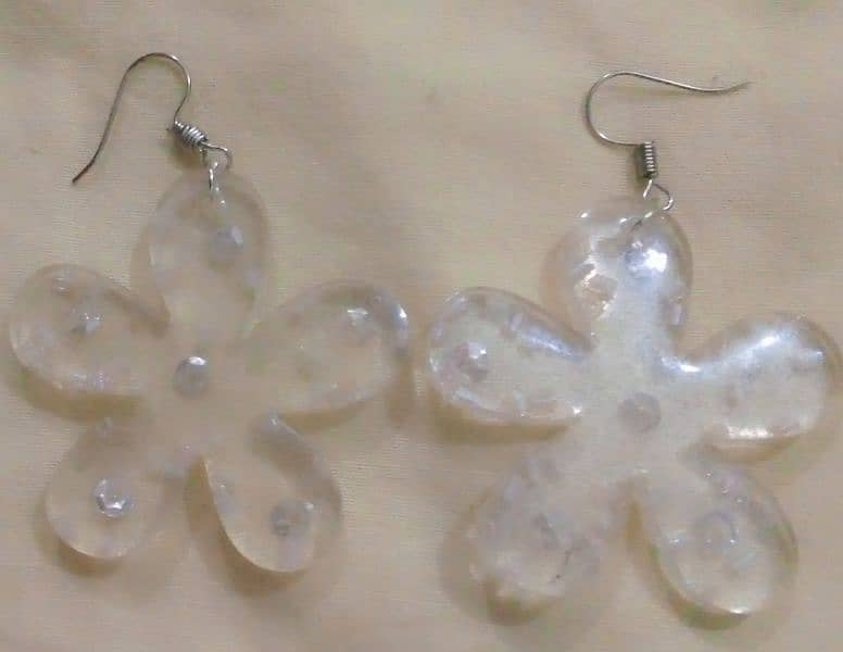 resin art jewelry and keychains 7