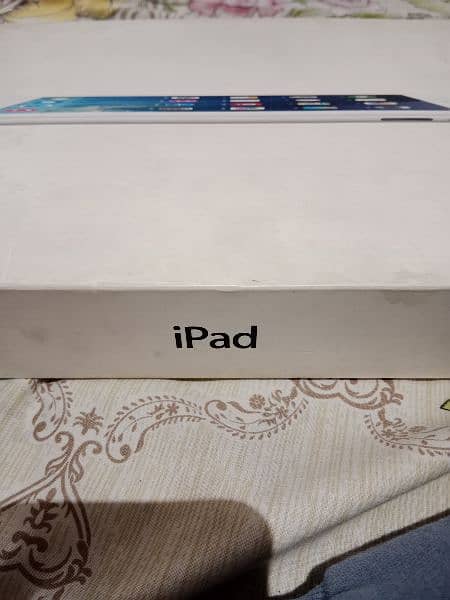 it's an Apple iPad and it is with his original box  it do not work 3