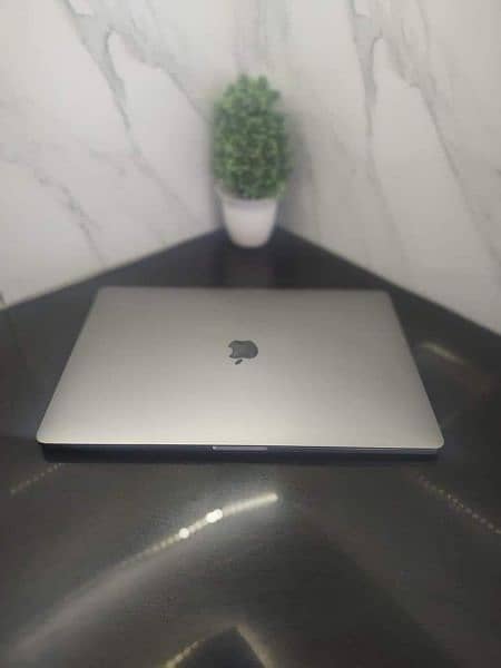 Apple MacBook Pro 2018 A1990 2