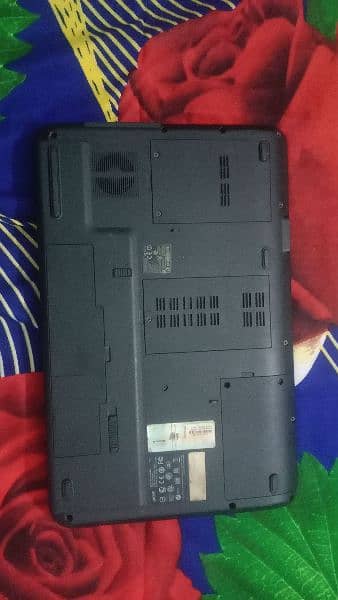 laptop buhat acha ha 10by10 condition but battery is dead core two duo 1