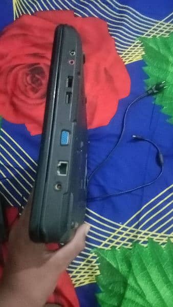 laptop buhat acha ha 10by10 condition but battery is dead core two duo 3