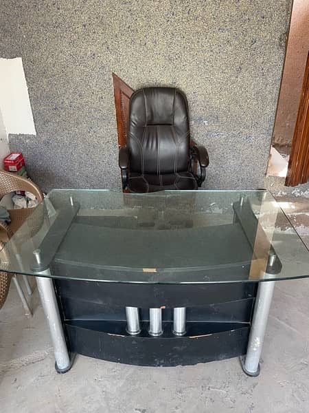 Office chair and table new condition 1