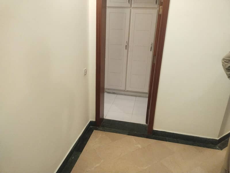 1 Kanal Upper Portion Very Neat & Clean Available For Rent In CC Block Phase 4 DHA Lahore 3