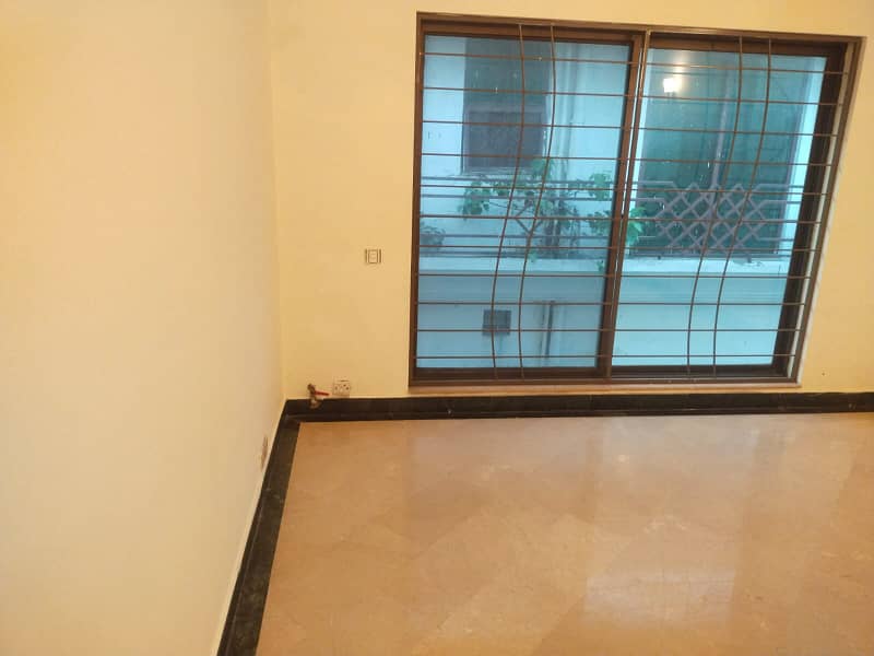 1 Kanal Upper Portion Very Neat & Clean Available For Rent In CC Block Phase 4 DHA Lahore 4