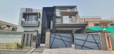 Designer Luxurious House For Sale in Wapda Town Lahore