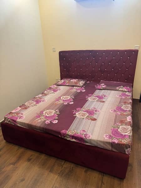 New double bed with velvet pohsish full size. 1
