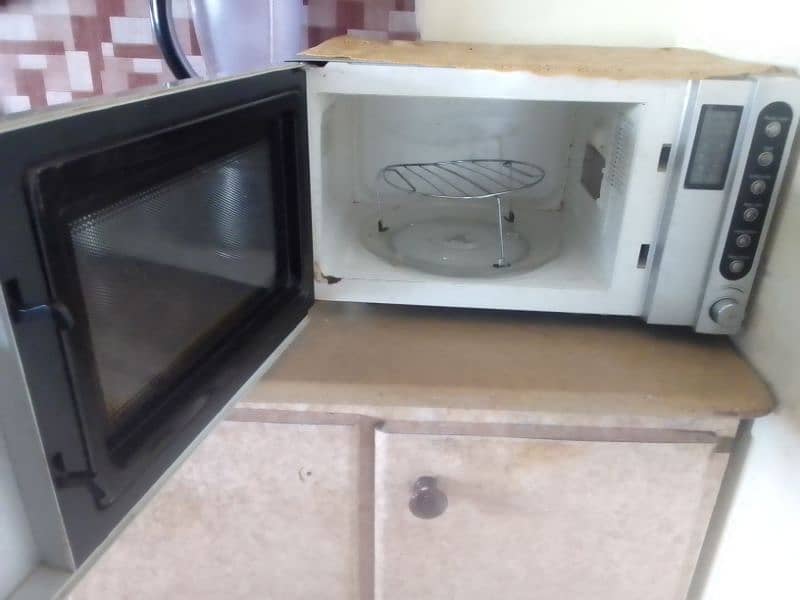 Microwave oven bht achi condition bht Kam use hua WA h ok h aik dum 5
