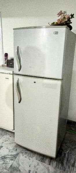 LG NO FROST REFRIGERATOR TWO DOORS IN GOOD RUNNING CONDITION FOR SALE. 4