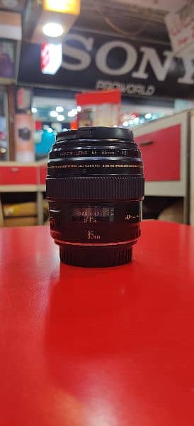 CANON EF 85mm 1.8 0