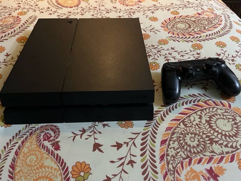 Ps 4 with ufc 4 and Gta 5 and a controller 0