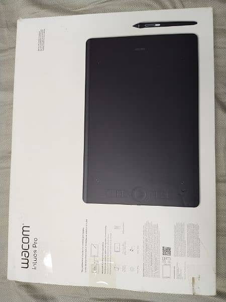 Wacom Intuos Pro Large Bluetooth Graphics Tablet Black PTH-860. 1