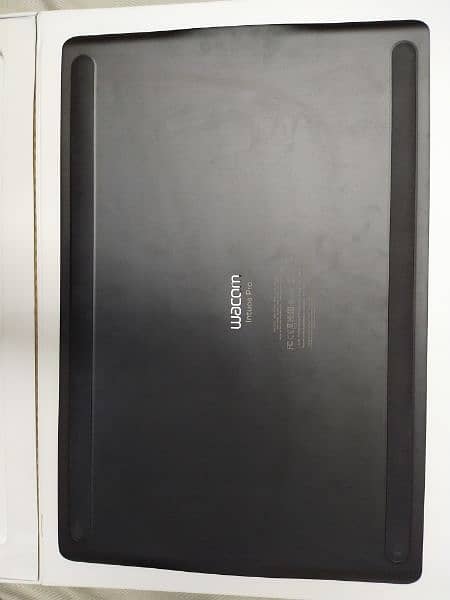 Wacom Intuos Pro Large Bluetooth Graphics Tablet Black PTH-860. 3
