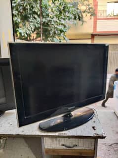 Selling my 32 " Orignal Samsung LCD home used in 26000 only