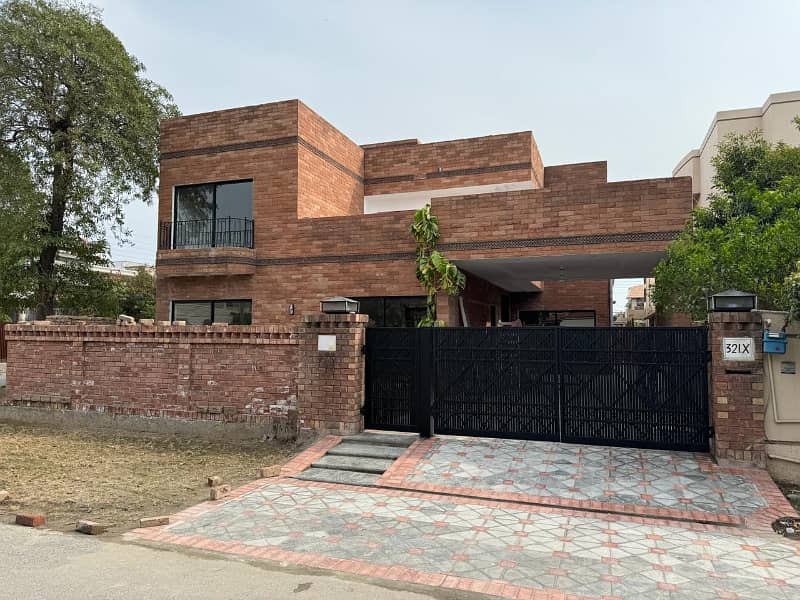 A Beautiful 1 Kanal House Is Available For Rent In PHASE 3 DHA, Lahore. 1