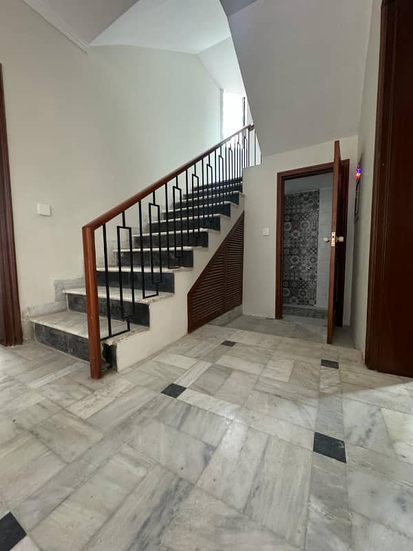 A Beautiful 1 Kanal House Is Available For Rent In PHASE 3 DHA, Lahore. 8