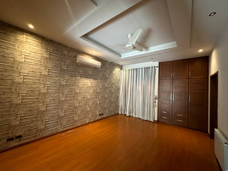 A Beautiful 1 Kanal House Is Available For Rent In PHASE 3 DHA, Lahore. 4