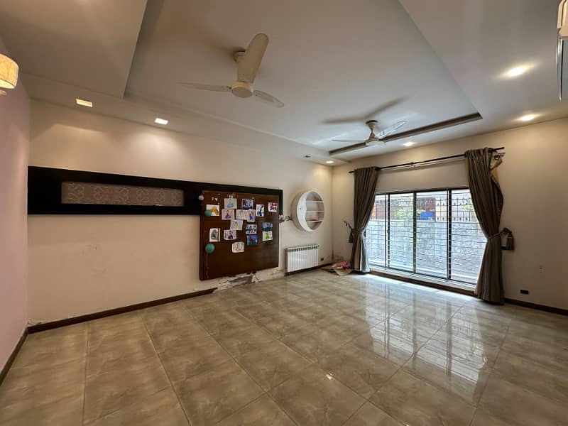 A Beautiful 1 Kanal House Is Available For Rent In PHASE 3 DHA, Lahore. 20