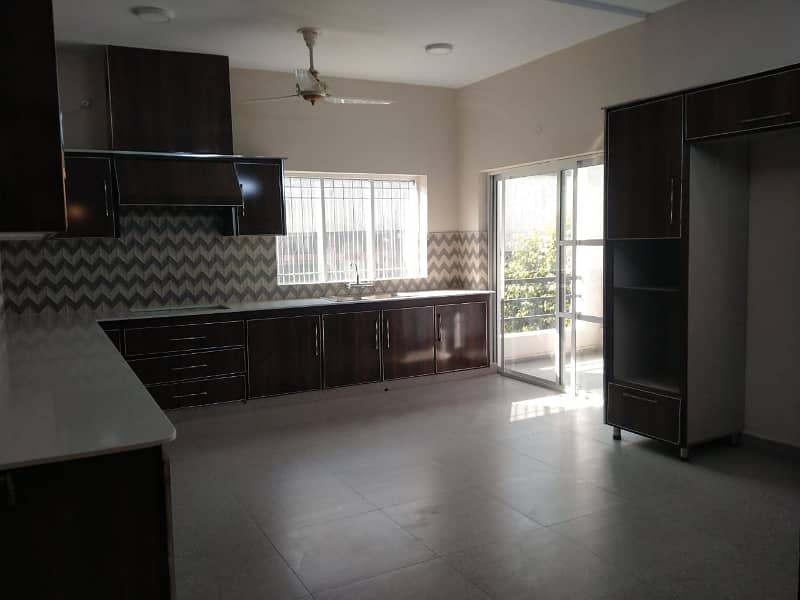 A Beautiful 1 Kanal Upper Portion Is Available For Rent In PHASE 4 DHA, Lahore. 3