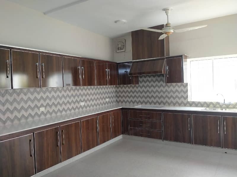 A Beautiful 1 Kanal Upper Portion Is Available For Rent In PHASE 4 DHA, Lahore. 4