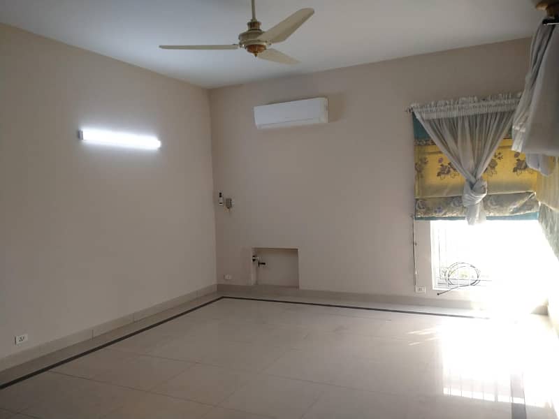 A Beautiful 1 Kanal Upper Portion Is Available For Rent In PHASE 4 DHA, Lahore. 5