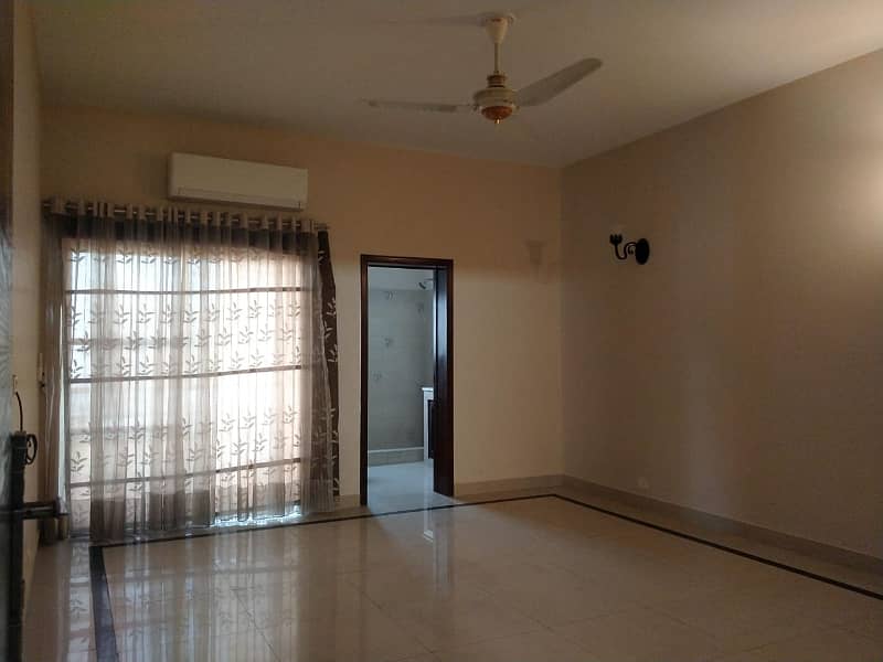 A Beautiful 1 Kanal Upper Portion Is Available For Rent In PHASE 4 DHA, Lahore. 6