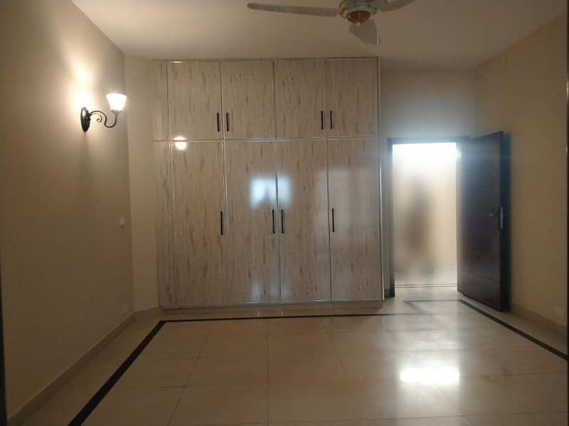 A Beautiful 1 Kanal Upper Portion Is Available For Rent In PHASE 4 DHA, Lahore. 9