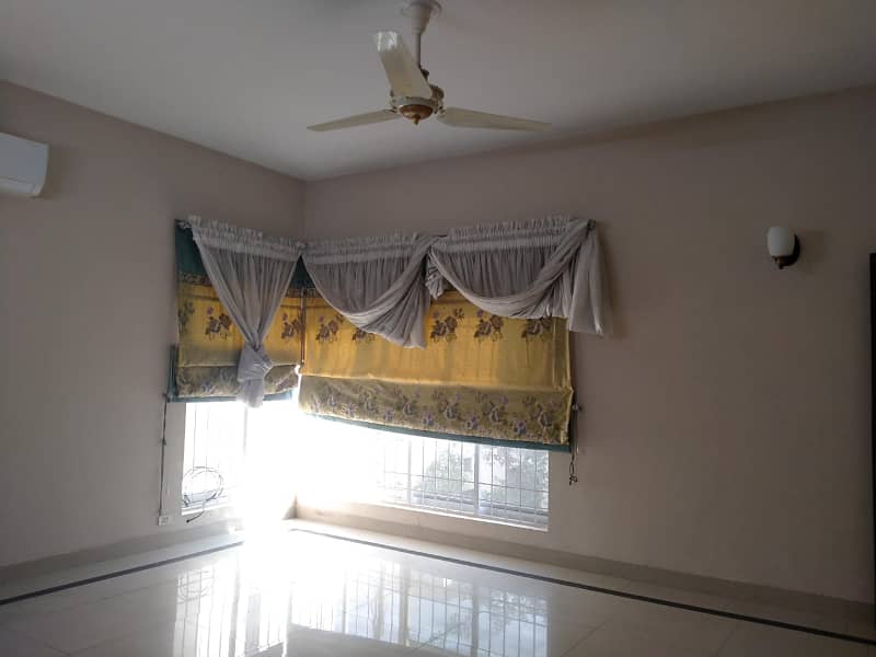 A Beautiful 1 Kanal Upper Portion Is Available For Rent In PHASE 4 DHA, Lahore. 10