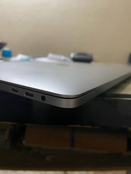 15 “ MacBook Pro 2016-17 with Touch Bar and 100% screen 3