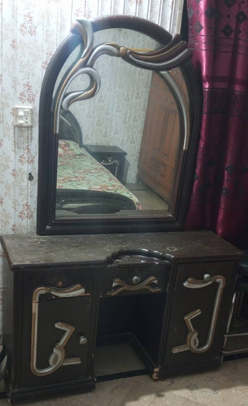 Bed with dressing table and side tables 1