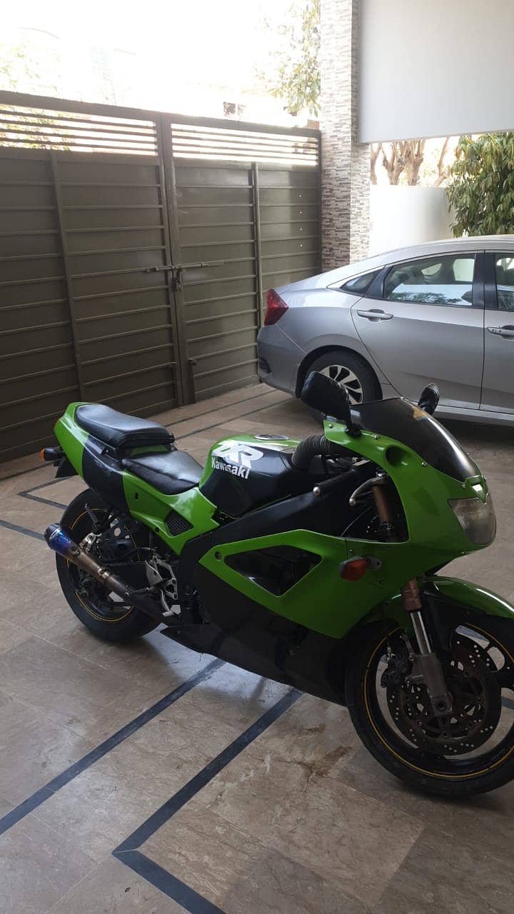 Kawasaki zxR 400cc 3
