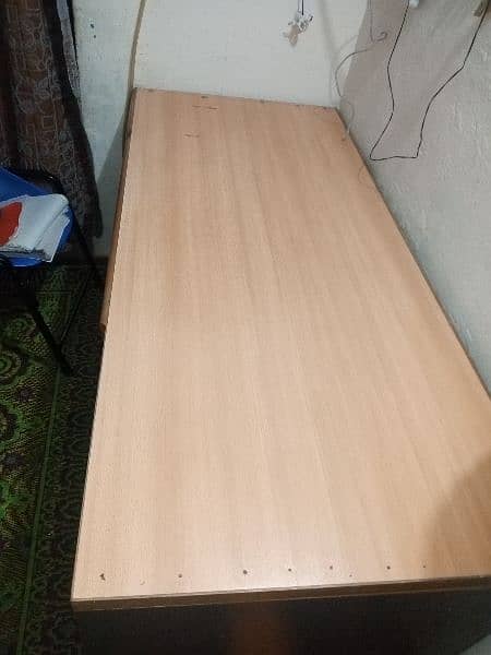 :

"Sturdy Table for Sale - Perfect for Home or Office! 0