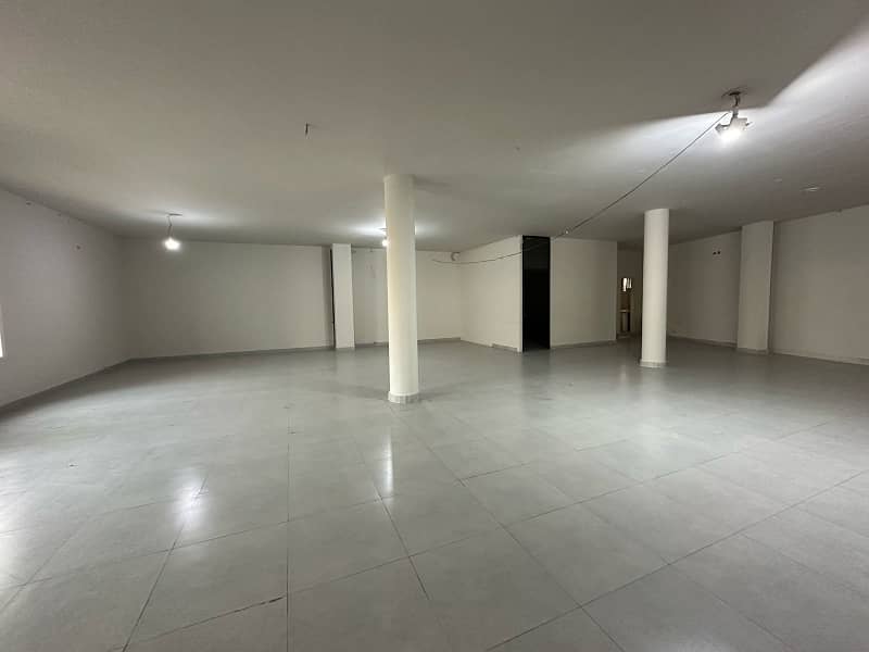 COMMERCIAL BUILDING AVAILABLE FOR RENT 3