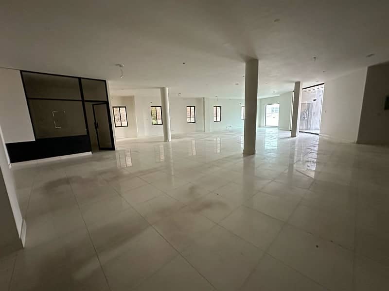 COMMERCIAL BUILDING AVAILABLE FOR RENT 11