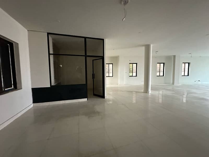 COMMERCIAL BUILDING AVAILABLE FOR RENT 14