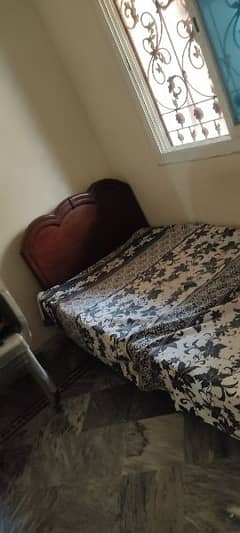 singal bed with metress available shifting ki waja say sale kr rahy h
