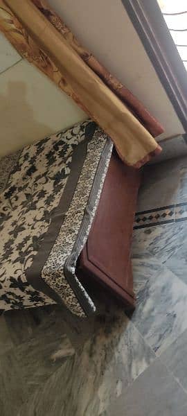 singal bed with metress available shifting ki waja say sale kr rahy h 1
