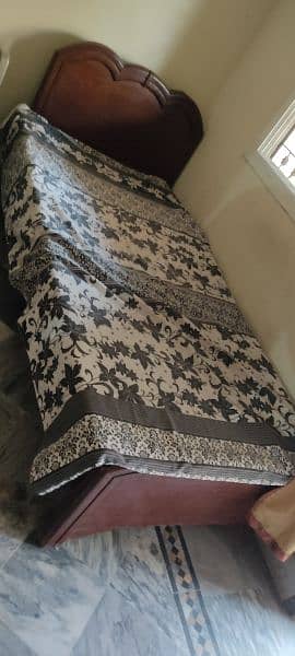singal bed with metress available shifting ki waja say sale kr rahy h 3