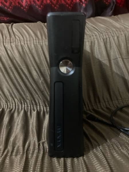 Xbox 360 250gb with 2 wireless controllers 2