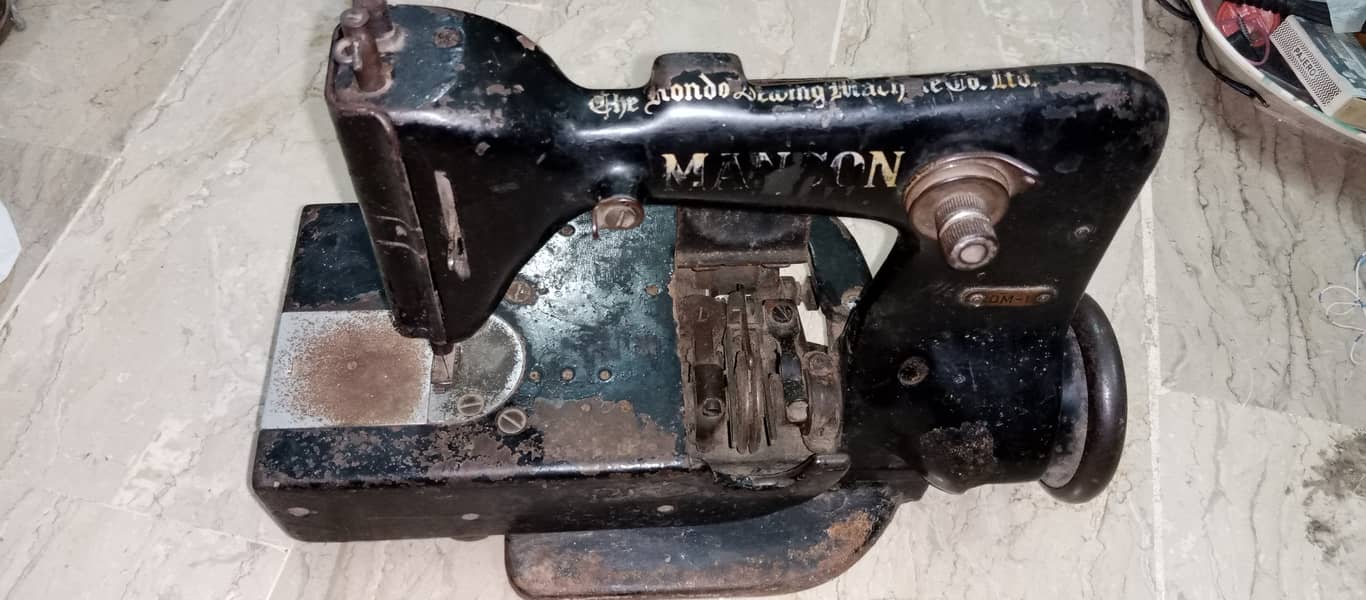 Antique sewing machine Karachi 0