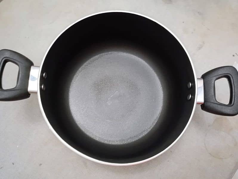 sonex 24 inch nonstick suffered brand new with glass lids 0