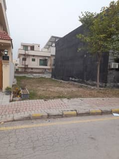 Plot For Sale In Bahria Town Phase 7 (250 Sq Yds)