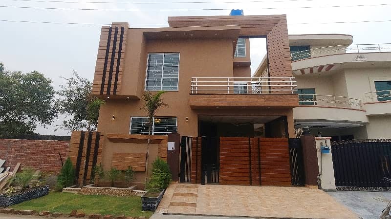 Spacious Prime Location House Is Available For sale In Ideal Location Of Punjab Coop Housing Society 0