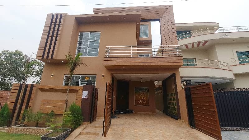 Spacious Prime Location House Is Available For sale In Ideal Location Of Punjab Coop Housing Society 4