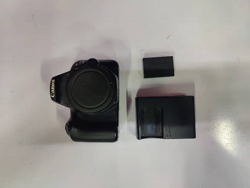 Canon 200d Body With Original Charger Original Battery and Box . 2