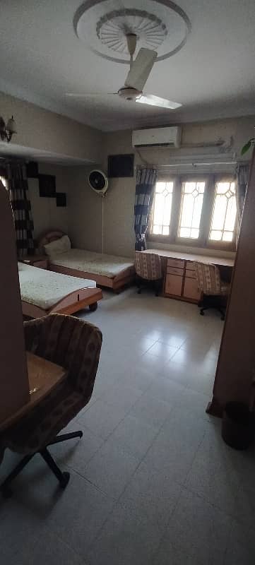 FIRST FLOOR 3 BED DD AVAILABLE FOR SALE IN ADAMJEE NAGAR B BLOCK. . OPPOSITE PARK. . . T LOCATION . . WITH GARAGE AND ROOF 1