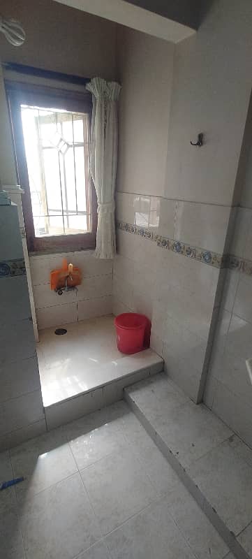 FIRST FLOOR 3 BED DD AVAILABLE FOR SALE IN ADAMJEE NAGAR B BLOCK. . OPPOSITE PARK. . . T LOCATION . . WITH GARAGE AND ROOF 3